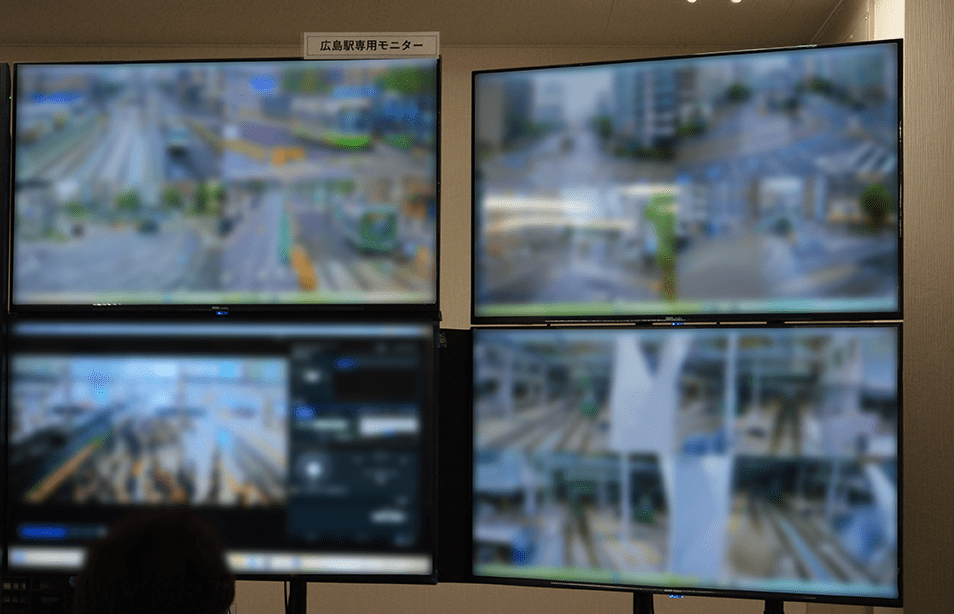 【運転指令室での4画面構成でのモニター画面(左下を除く)】(ぼかし加工をしています)