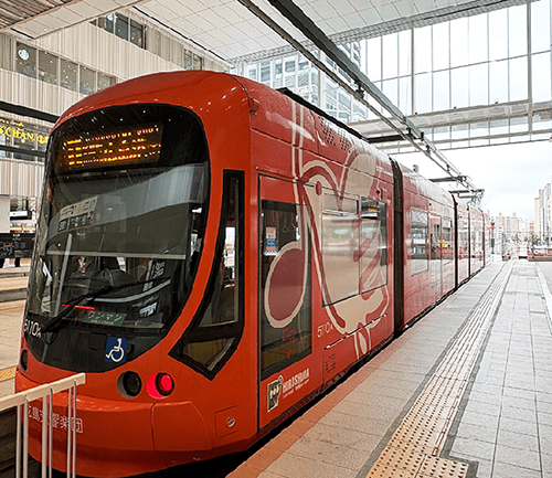 【広島駅ビルの2階に乗り入れた広島電鉄の車両】