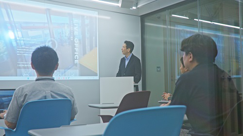 2階のプレゼンテーションルームの利用風景：右