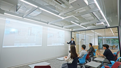 2階のプレゼンテーションルームの利用風景：左